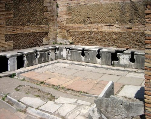Latrine a Ostia Antica (da Wikipedia)