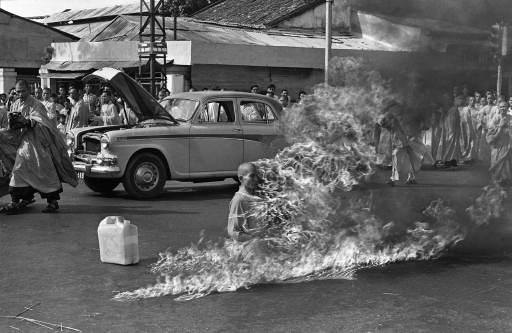 Il monaco buddhista Thích Quảng Ðức si diede fuoco a Saigon per protestare contro l'amministrazione del presidente del Vietnam del Sud, il cattolico Ngô Đình Diệm, e la sua politica di oppressione della religione buddhista.