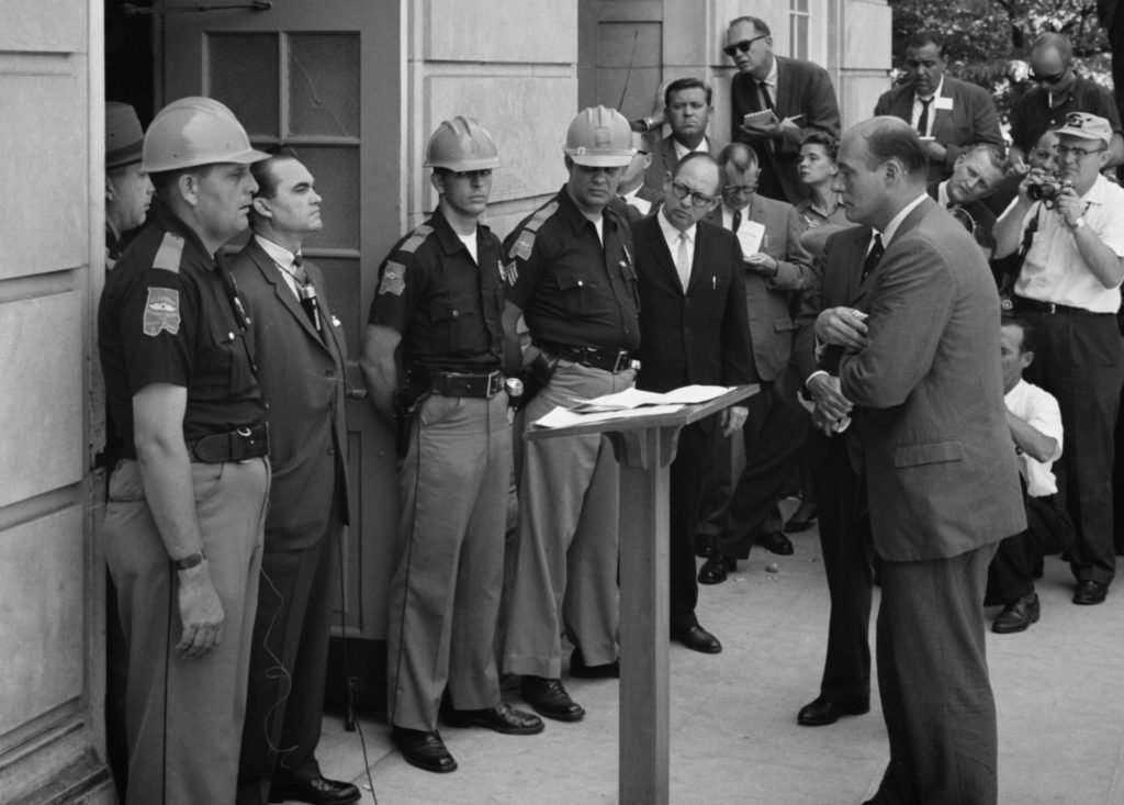  Il governatore dell'Alabama, George Wallace, sta sulla soglia del Foster Auditorium dell'Università dell'Alabama, nel tentativo di impedire l'entrata di due studenti di colore.