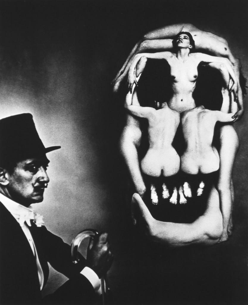 Salvador Dalì e il teschio di nudi (foto di Philippe Halsman)